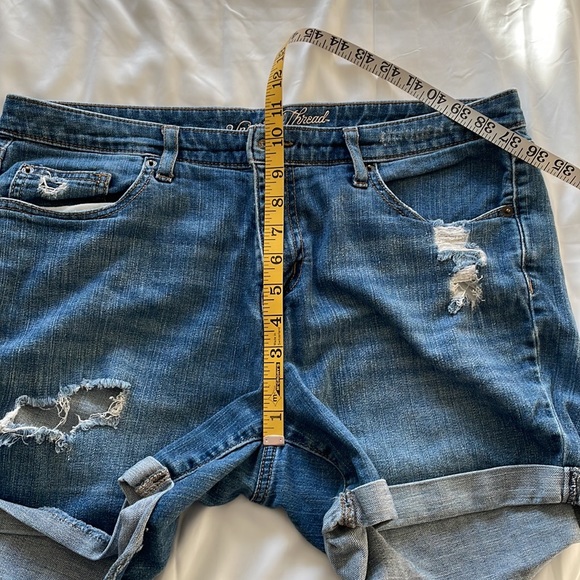 Universal Thread Boyfriend Short Mid Rise -Rips & Holes cuffed- size 14/32R - Picture 4 of 14